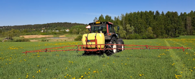 kompostiutteen levitystä rehupellolle traktorilla ja ruiskulla