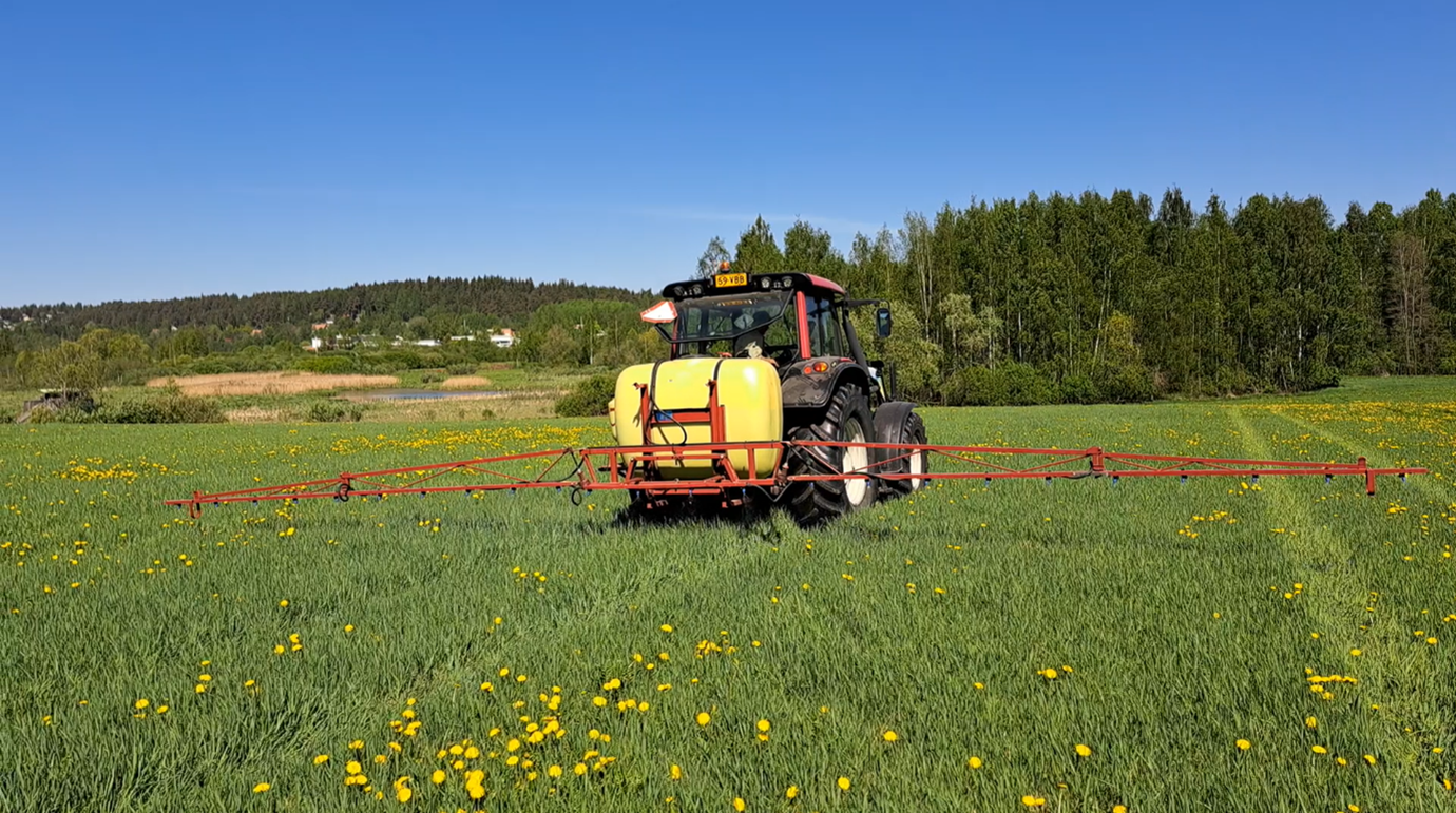 kompostiutteen levitystä rehupellolle traktorilla ja ruiskulla